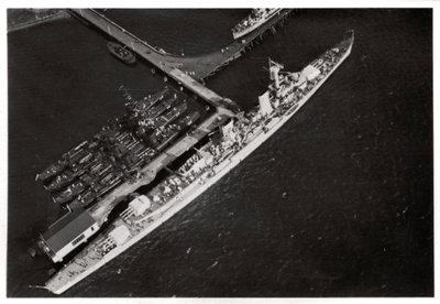 Luchtfoto van de Duitse lichte kruiser Karlsruhe, vanuit een Zeppelin, ca. 1931-1933 door Unbekannt