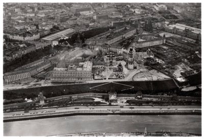 Luchtfoto van het Kremlin, Moskou, USSR, vanuit een Zeppelin, 1930-1933 door Unbekannt