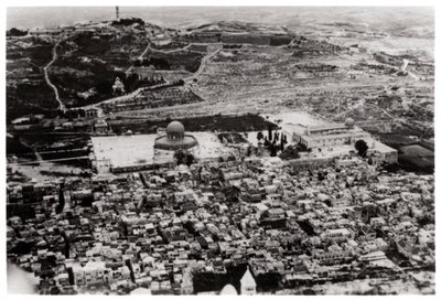 Luchtfoto van de Moskee van Omar, Jeruzalem, Palestina, vanuit een Zeppelin, 1931-1933 door Unbekannt