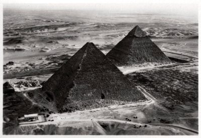 Luchtfoto van de Piramides van Gizeh, Egypte, vanuit een Zeppelin, 1931 1933 door Unbekannt
