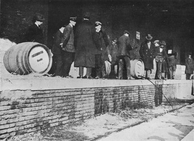 Na de oorlogsverklaring: Duits bier wordt weggehaald bij een Italiaanse douaneopslag, 1915 door Unbekannt