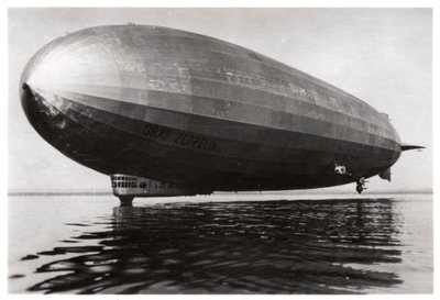 Luchtschip LZ127 Graf Zeppelin landt op het Bodenmeer, Duitsland, 1933 door Unbekannt