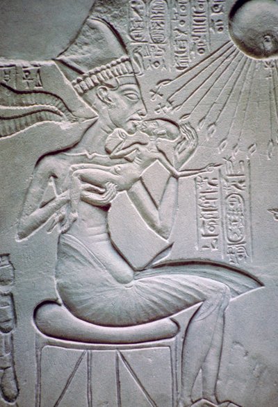 Akhenaten houdt een van zijn dochters vast door Unbekannt