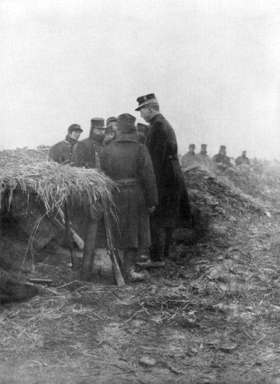 Albert I, de derde koning van de Belgen, bezoekt de loopgraven van Avecapelle, België, 1915 door Unbekannt