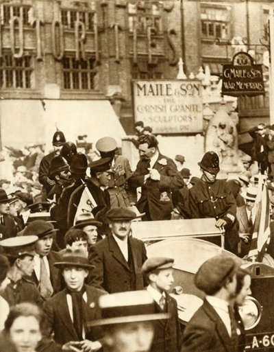 Alcock en Brown...na de eerste non-stop trans-Atlantische vlucht, Londen, juni 1919, 1935 door Unbekannt
