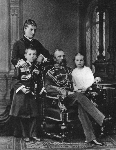 Alexander II van Rusland en Prinses Ekaterina Mikhailovna Yurievskaya met kinderen door Unbekannt