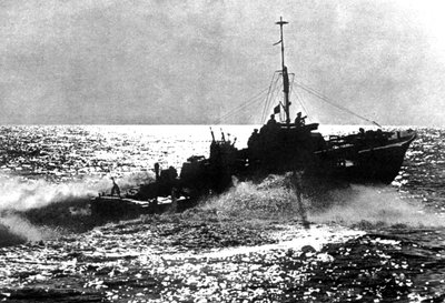 Geallieerde motortorpedoboot op patrouille voor de Franse kust, 1944 door Unbekannt