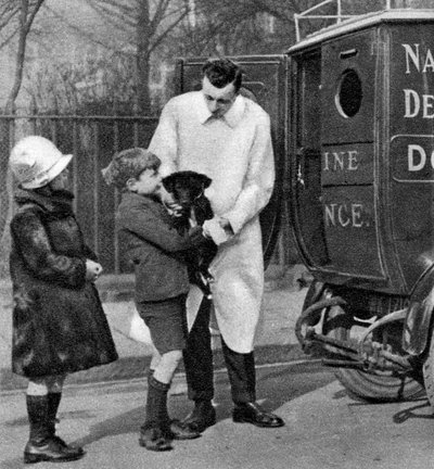 Ambulance van de Nationale Hondenbescherming, Londen, 1926-1927 door Unbekannt