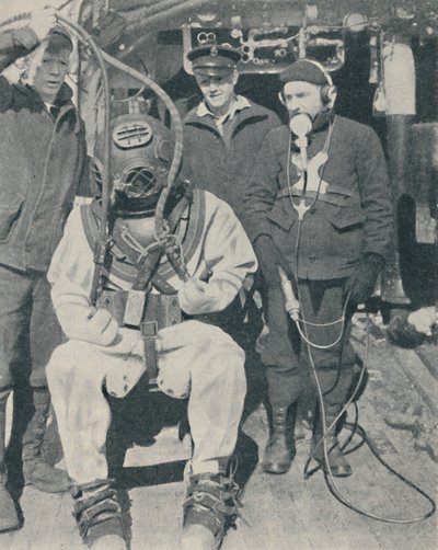 Amerikaanse marine duiker draagt waterdichte rubberen handschoenen met drie vingers, 1937 door Unbekannt