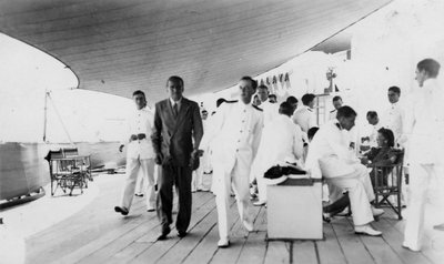 Amerikaanse acteur en filmregisseur Douglas Fairbanks Sr. aan boord van HMS Malaya, Venetië, Italië 1938 door Unbekannt
