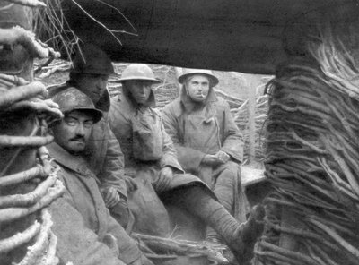 Amerikaanse en Franse troepen in een loopgraaf aan het front, 1917-1918 door Unbekannt