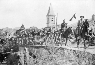 Amerikaanse soldaten betreden het dorp Nonsard, nabij Saint-Mihiel, Frankrijk, 12-15 september 1918 door Unbekannt