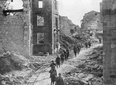 Amerikaanse soldaten die door de ruïnes van Varennes trekken, Meuse-Argonne Offensief, Frankrijk, 1918 door Unbekannt