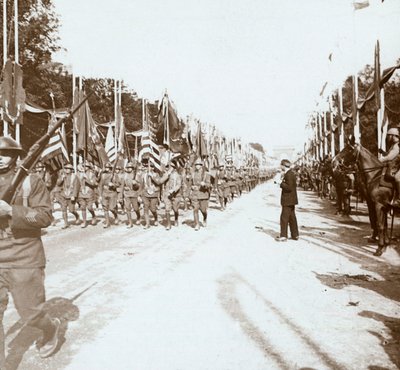 Amerikaanse troepen marcheren in overwinningsparade, Parijs, Frankrijk door Unbekannt