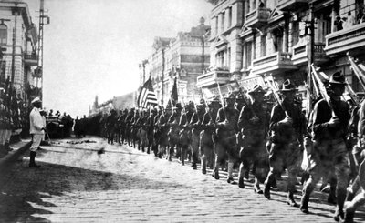 Amerikaanse troepen marcheren in Vladivostok, Rusland, 1918 door Unbekannt
