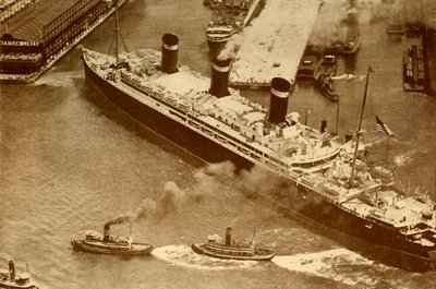 Een luchtfoto van de Leviathan die door kleine sleepboten naar haar dok in New York wordt gesleept, ca. 1930 door Unbekannt