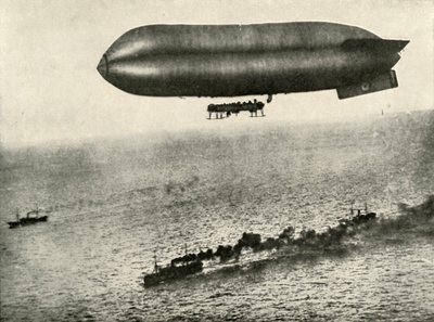 Een luchtschip begeleidt een konvooi, 1919 door Unbekannt