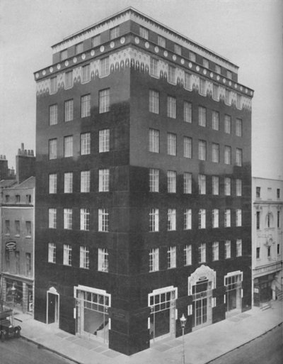 Een geheel zwart gebouw in Londen verlicht door een kraag van wit kant, ca. 1935 door Unbekannt