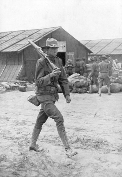 Een Amerikaanse soldaat op wacht, Saint Nazaire, Frankrijk door Unbekannt