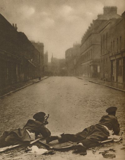 Een Oost-End episode: Schotse Garde in actie in Sydney Street in 1911, ca. 1935 door Unbekannt