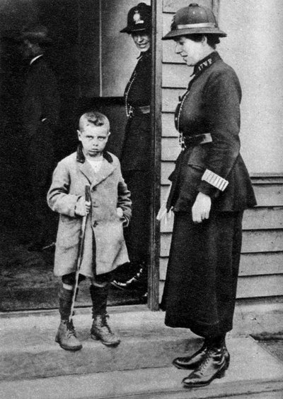 Een kind uit East End en een politieagente, Londen, 1926-1927 door Unbekannt