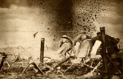Een H.E. granaat ontploft, Eerste Wereldoorlog, 1914-1918, 1933 door Unbekannt