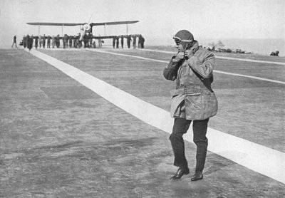 Een historische gelegenheid: koning Edward verwijdert zijn vliegerhelm, 1936 door Unbekannt