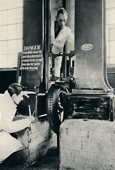 Een Impacttest in het Dunlop Testhuis, 1937 door Unbekannt