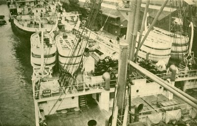 Een Indrukwekkende Rij Boten aan Boord van de Leviathan door Unbekannt