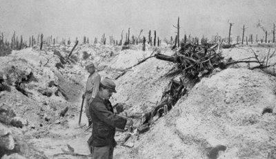 Een verlaten Duitse loopgraaf rond Mesnil, Champagne, Frankrijk, Eerste Wereldoorlog, 1915 door Unbekannt