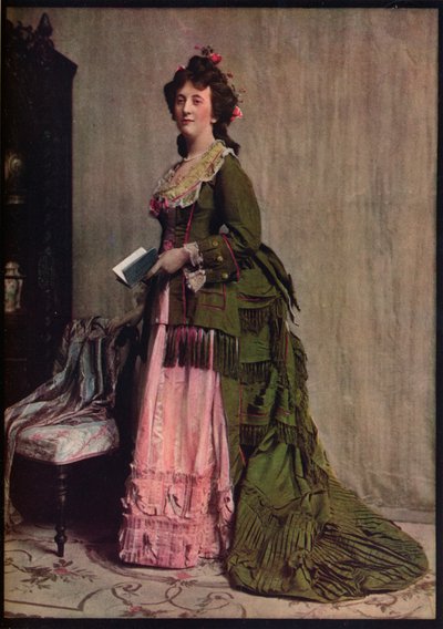 Een namiddagsjurk van groene en roze zijde. Zeer typerend voor de mode tussen 1868 en 1878, c1913 door Unbekannt