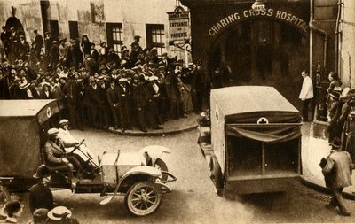 Een ambulance rijdt Charing Cross Hospital binnen met gewonden..., Londen, 1914, 1933 door Unbekannt