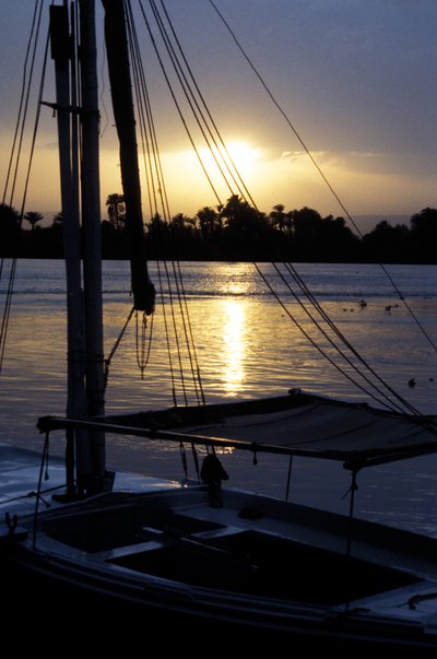 Een verankerde felucca op de Nijl bij zonsondergang door Unbekannt