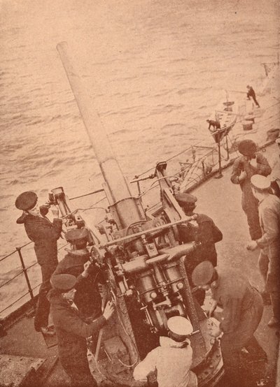 Een luchtafweergeschut in actie op een Brits slagschip, ca. 1917-1919 door Unbekannt