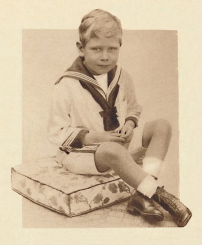 Een aanwijzing van een toekomstige carrière: Prins Albert in matrozenpak, c1900, 1937 door Unbekannt
