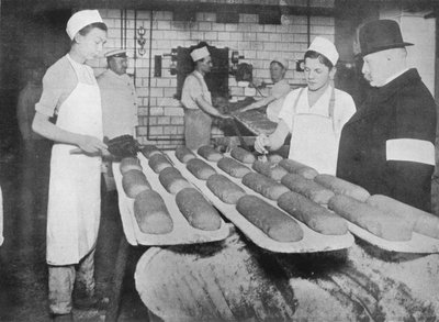 Een inspecteur bezoekt een Berlijnse bakkerij, 1915 door Unbekannt