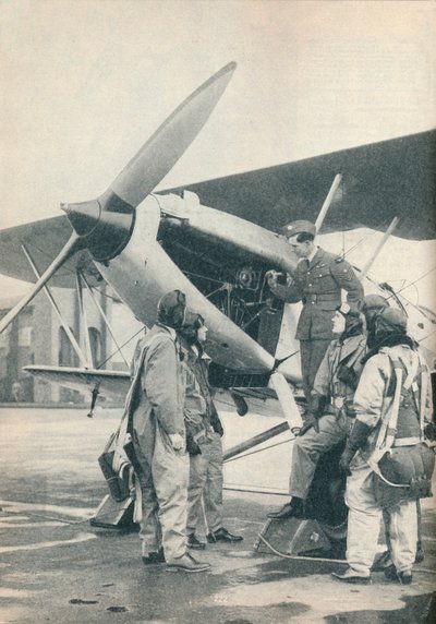 Een instructeur legt motordetails uit aan leerlingen op Sealand Aerodrome, Flintshire, c1936-c1937 door Unbekannt