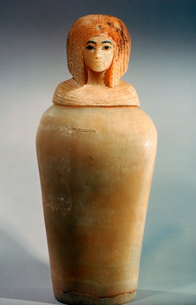 Oude Egyptische canopische pot met een deksel in de vorm van een koninklijk vrouwenhoofd, c1344-1336 v.Chr. door Unbekannt