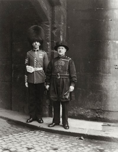 Oud en Modern bij de Tower of London, 20e eeuw door Unbekannt