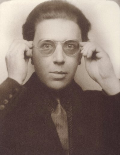 Andre Breton met bril door Unbekannt
