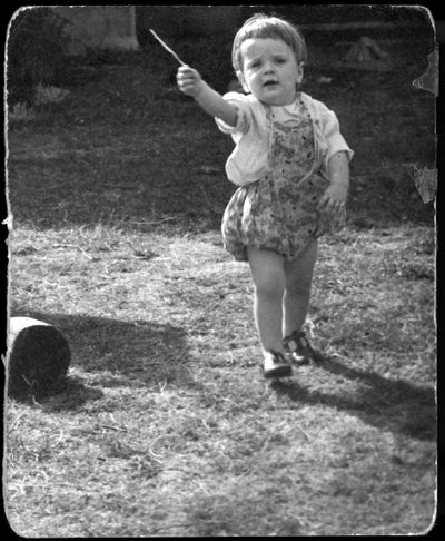 Andrew Nurnberg, zoon van fotograaf Walter met stok in tuin, ca. 1954 door Unbekannt
