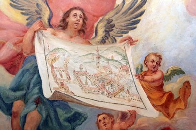 Engel die een plan van de Abdij van Heiligenkreuz vasthoudt. Heiligenkreuz Abdij, Wenen, Oostenrijk door Unbekannt