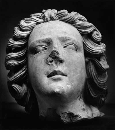 Hoofd van een engel Anoniem beeldhouwwerk. Semur gemeentelijk museum in Auxois (Côte d
