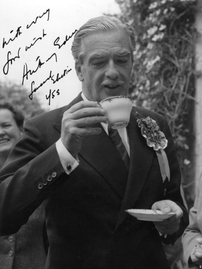 Anthony Eden, Britse conservatieve politicus, drinkt een kopje thee door Unbekannt
