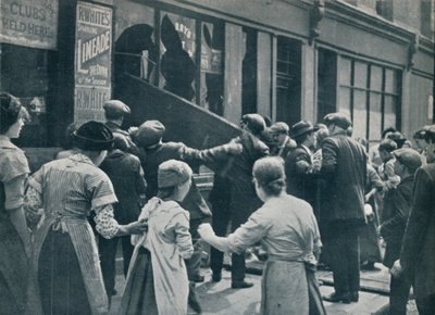 Anti-Duitse rellen in Londen: Een menigte breekt de ramen van een Duitse winkel, ca. 1914 door Unbekannt