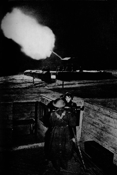 Luchtafweer vrouwen van de ATS bedienen een identificatietelescoop, 1943 door Unbekannt