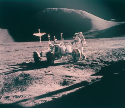 Apollo 15 astronaut James Irwin met de Lunar Rover, augustus 1971 door Unbekannt