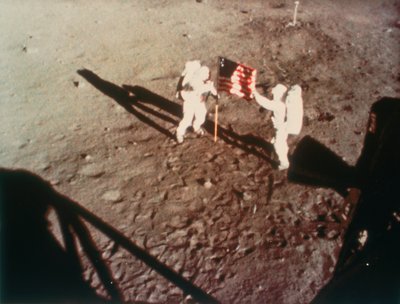 Armstrong en Aldrin hijsen de Amerikaanse vlag op de maan door Unbekannt