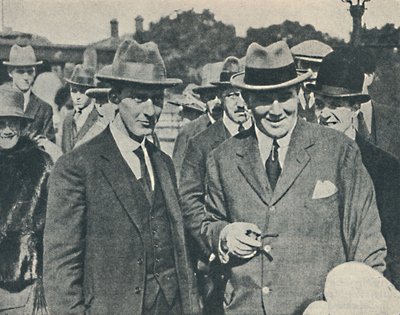 Aankomst in Engeland. Kapitein Cecil Foster en zijn hoofdofficier Gravesend, augustus 1923 door Unbekannt