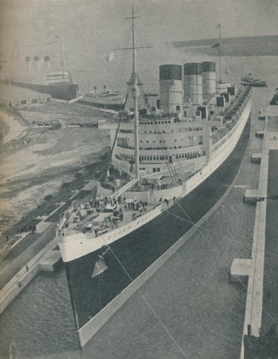 Aankomst van RMS Cunard White Star liner Queen Mary in King George V Graving Dock, 1936 door Unbekannt